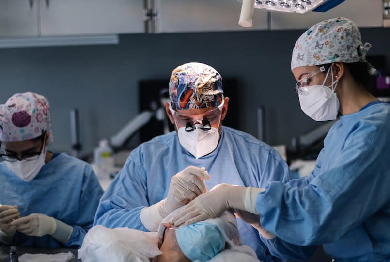 Operando-en-Quirofano-Dr-Juan-Couto-Trasplante-Capilar-en-Madrid-en-FUExpert-Clinic-Mejor-Clinica-Capilar-en-Madrid-Espana-2